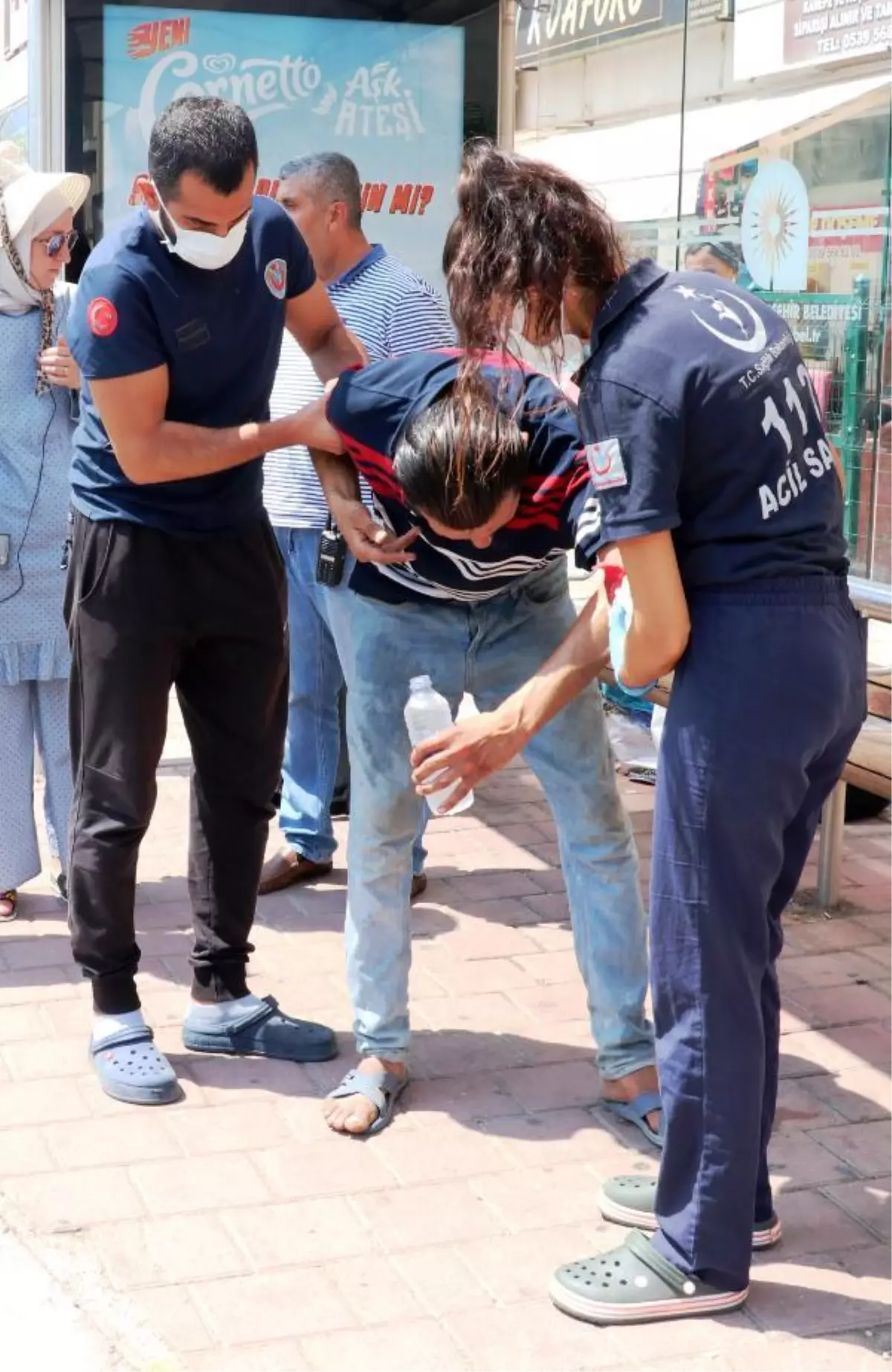 Sokakta tartıştı, kalçasından bıçaklandığını 1 saat sonra fark etti