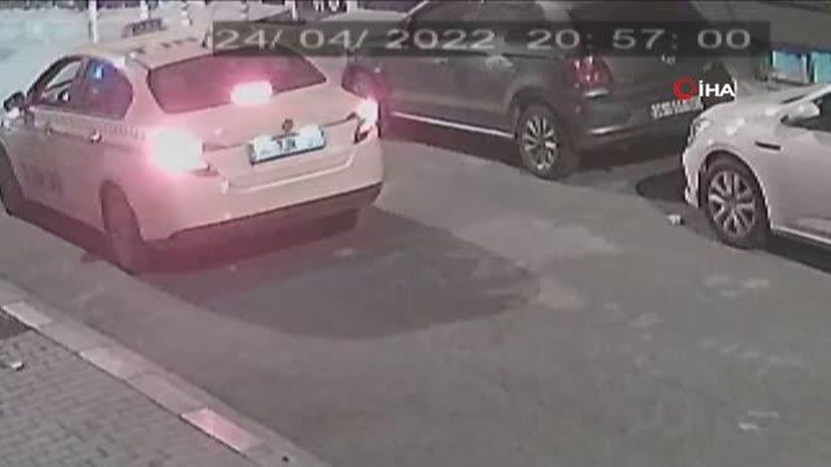 Son dakika haberi... Taksiciyle motokurye birbirine girdi: Kavgayı ayırmak isteyen kadın yolcunun valizini atıp böyle gitti