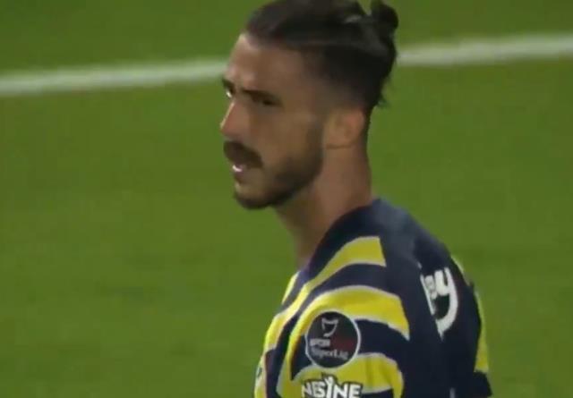 Taraftar az kalsın sahaya iniyordu! Fenerbahçeli Gustavo Henrique'den son dakikada çıldırtan hareket Taraftar az kalsın sahaya iniyordu! Fenerbahçeli Gustavo Henrique'den son dakikada çıldırtan hareket