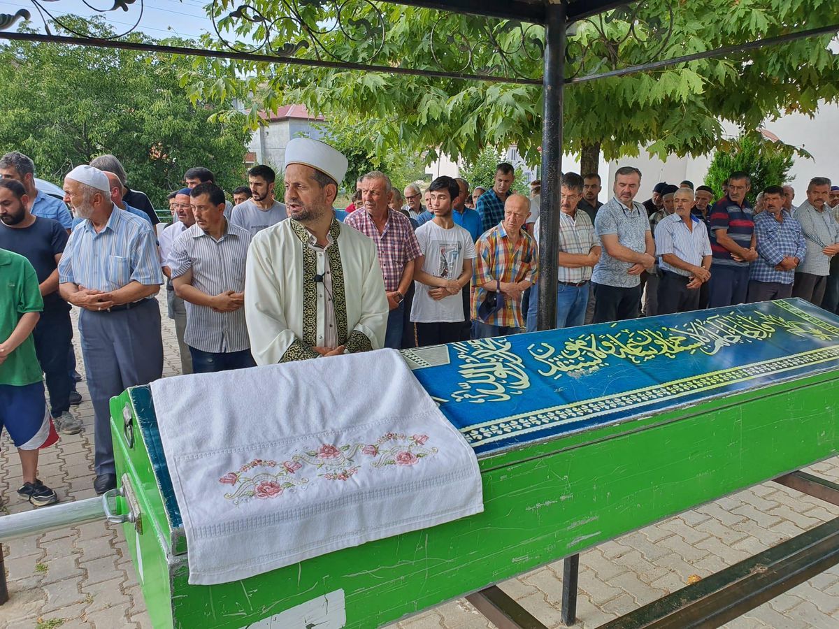 Son dakika haberleri... Hafif ticari aracın çarptığı yaya öldü - Cenaze namazı