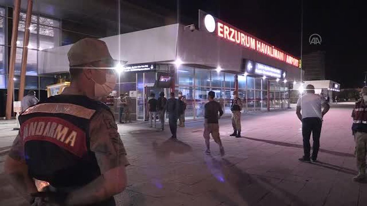 Erzurum haber | Afgan uyruklu 227 düzensiz göçmen Erzurum'dan ülkelerine gönderildi