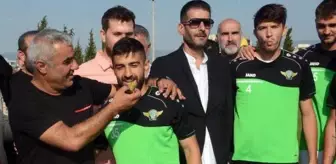 Akhisarspor'da başkan adayının getirdiği baklavayı yiyen 8 futbolcu kadro dışı bırakıldı