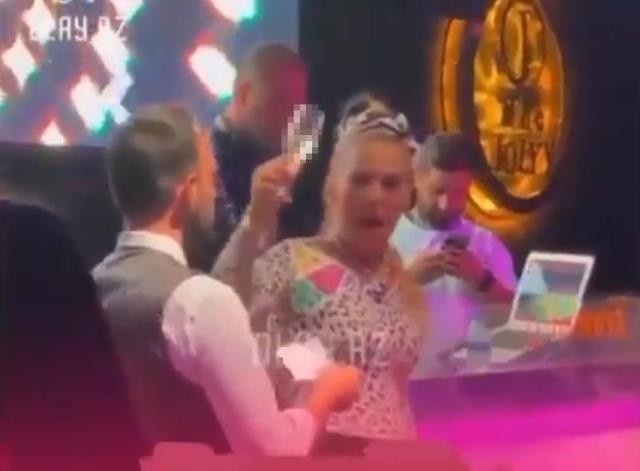 Berdan Mardini, içki döken Demet Akalın'ı eleştirdi! Akıllara yıllar önceki İbo Show'daki görüntü geldi Berdan Mardini, içki döken Demet Akalın'ı eleştirdi! Akıllara yıllar önceki İbo Show'daki görüntü geldi