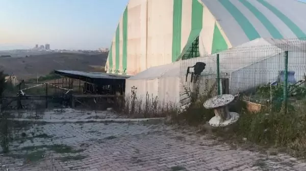 Yangın çıkan halı sahanın deposunda ceset bulundu