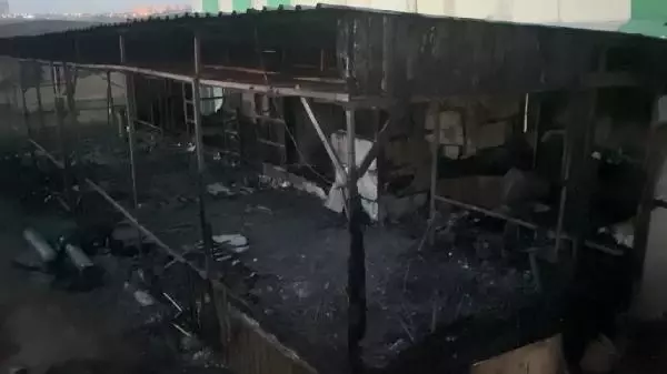 Yangın çıkan halı sahanın deposunda ceset bulundu