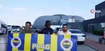 Fenerbahçe Çekya'da çiçeklerle karşılandı