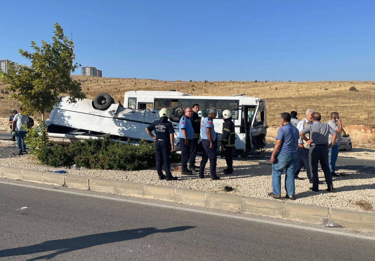 Gaziantep haberi | GAZİANTEP - 2 işçi servisinin çarpışması sonucu 19 kişi yaralandı