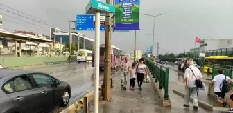 Güneşli havada yağmur yağdı, vatandaşlar kaçacak yer aradı