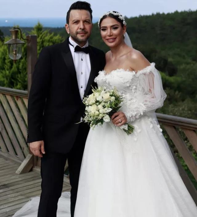 Hayranıyla evlenen Nihat Doğan'ın düğününde tepki çeken anlar! Bir kişi, kalabalığa aldırış etmeden havaya ateş etti