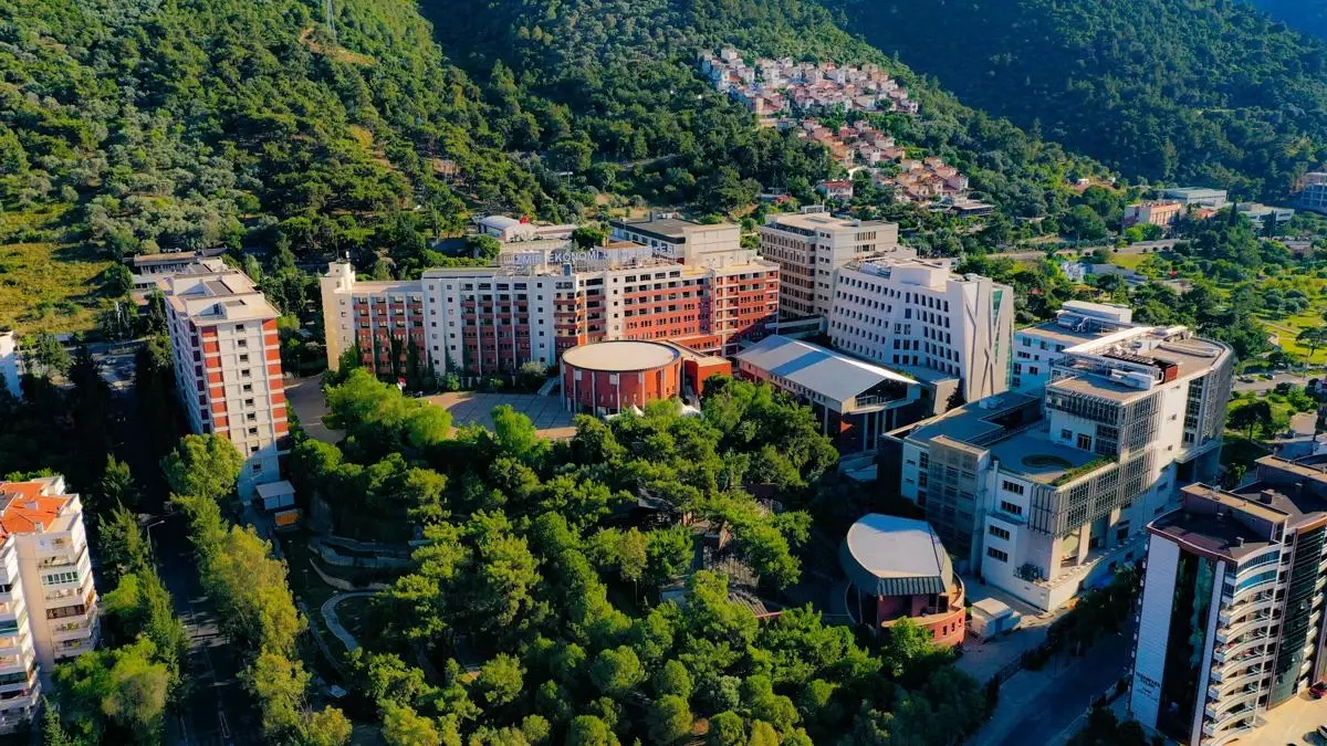İzmir Ekonomi Üniversitesi Taban Puanları 2022