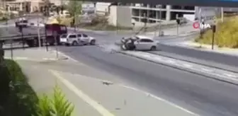 Son dakika haber... Kırmızı geçen otomobil, off-road aracına çarptı... O anlar kamerada