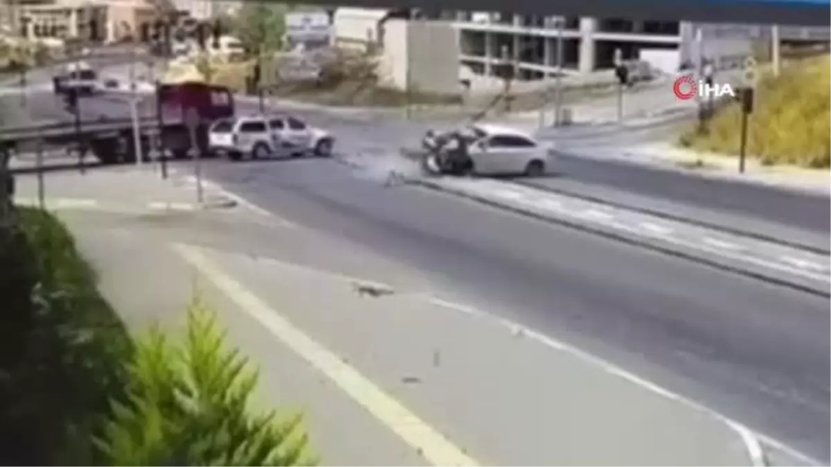Son dakika haber... Kırmızı geçen otomobil, off-road aracına çarptı... O anlar kamerada