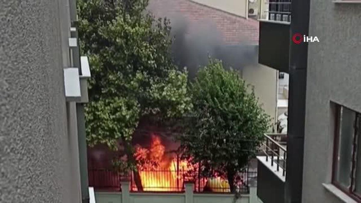 Küçükçekmece'de çocuklar oyun oynarken okulun parkını yaktı