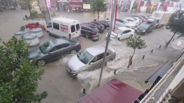 Meteoroloji'nin günlerdir uyarısını yaptığı yağış İstanbul'a giriş yaptı! Silivri'de caddeler göle döndü