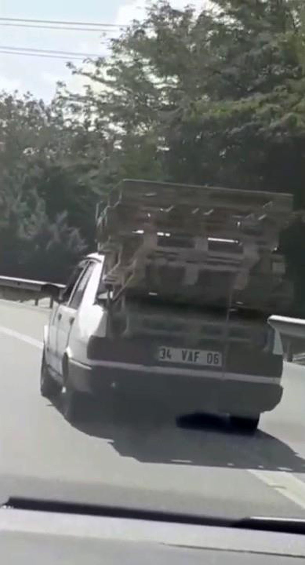 Son dakika haber... Sultangazi'de otomobil bagajında tehlikeli taşımacılık kamerada