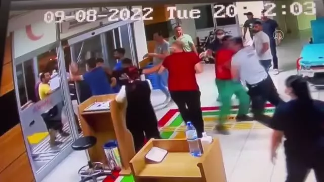 Önce karısını dövdü, sonra ona darp raporu yazan sağlıkçıları! Pes dedirten anlar kamerada
