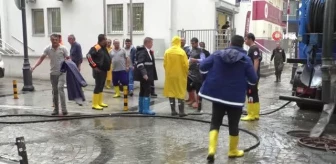 Silivri'de sağanak yağış nedeniyle dükkanlarına su basan esnaflar, isyan etti
