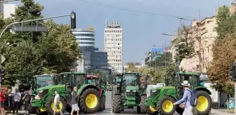 Sırbistan'daki çiftçiler, traktörlerle kentteki iki kavşağı trafiğe kapattı