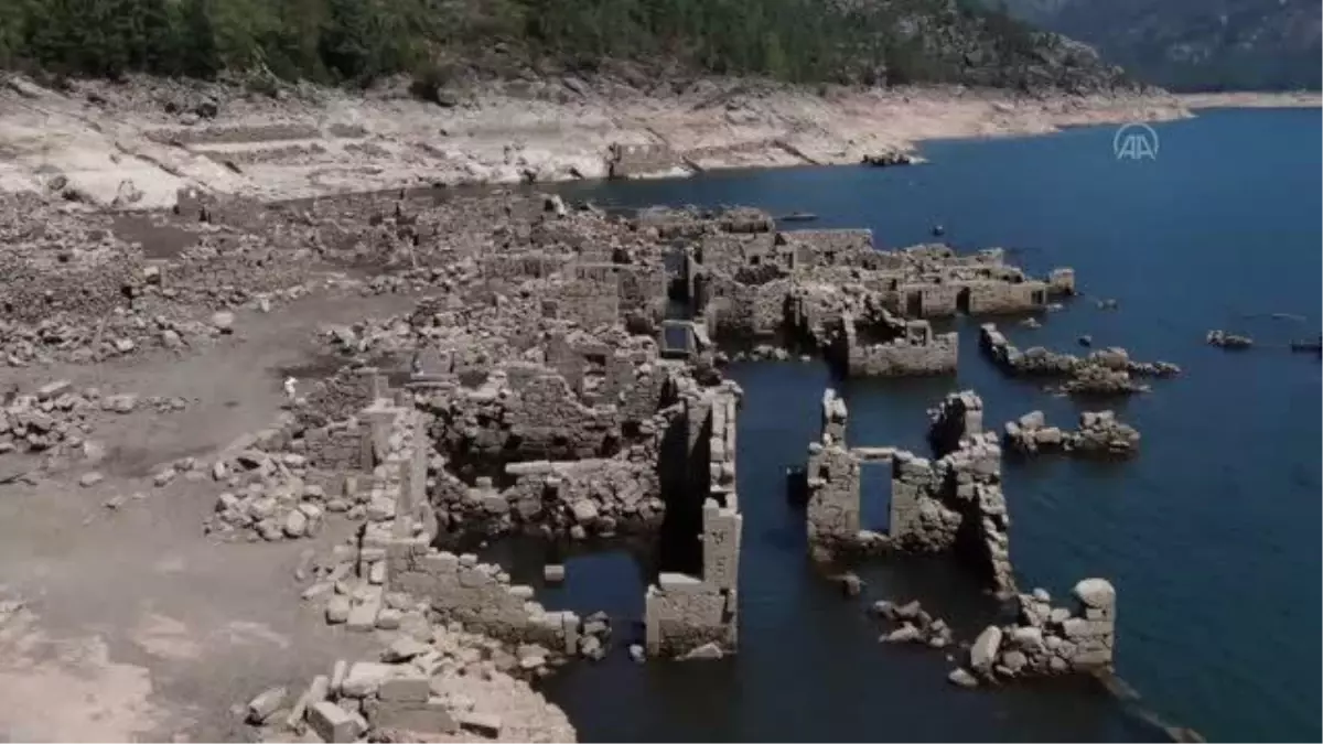 Sular çekilince tarihi köy gün yüzüne çıktı