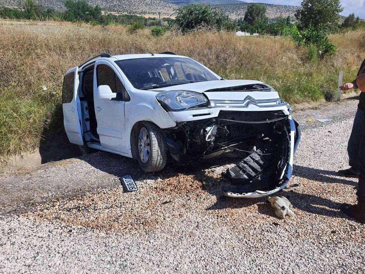 Son dakika haberi... Tokat'ta hafif ticari araç sulama kanalına düştü: 5 yaralı