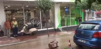 Yağmurdan kaçan vatandaşlar saçak altlarına sığındı