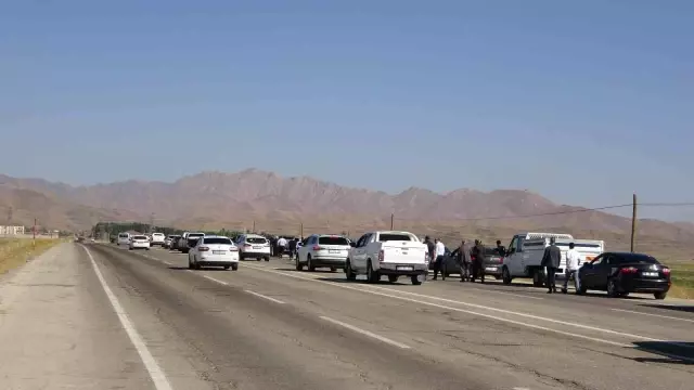 24 yıl sonra Yüksekova'ya gelen aşiret liderine coşkulu karşılama! Bir kilometrelik kuyruk oluştu