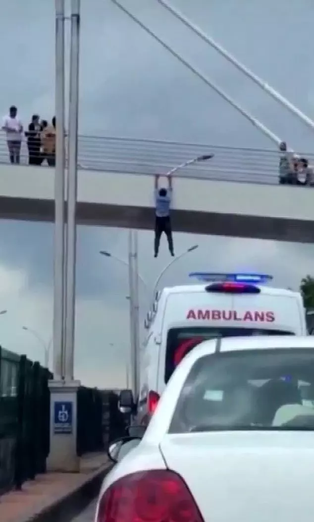 Atlamak üzereyken itfaiye ekipleri böyle kurtardı