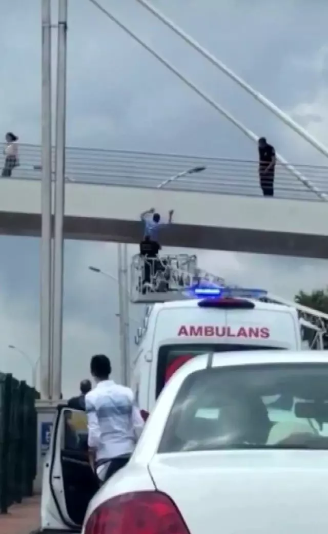 Atlamak üzereyken itfaiye ekipleri böyle kurtardı