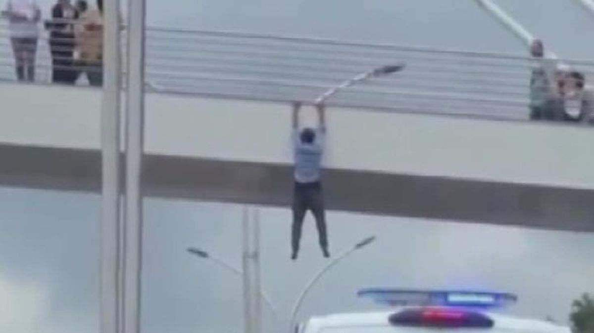 Çıktığı köprüde dakikalarca aşağı sarkarak intihara teşebbüs eden şahıs korku dolu anlar yaşattı