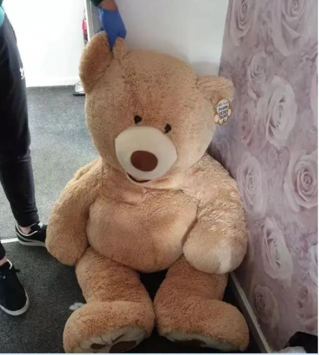 Baskına gittikleri evde oyuncak ayının nefes aldığını fark eden polisler, büyük sürpriz yaşadı