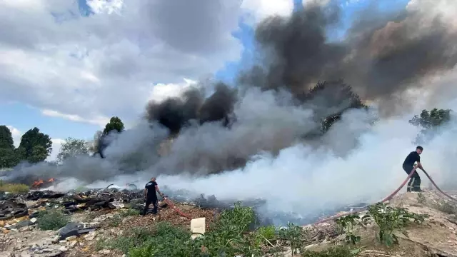 Bir ilimizin havasını böyle katlediyorlar! Arazide yakılan lastikler gökyüzünü siyaha bürüdü