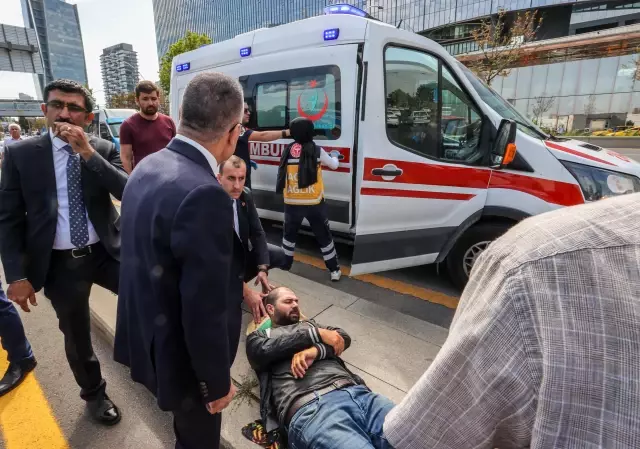 Cumhurbaşkanı Yardımcısı Oktay, kaza yapan motosikletliye yardım etti