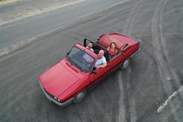 'Düğün Dernek' filminden esinlenerek eski otomobilini üstü açık hale getirdi! Görenler telefona sarılıyor 'Düğün Dernek' filminden esinlenerek eski otomobilini üstü açık hale getirdi! Görenler telefona sarılıyor