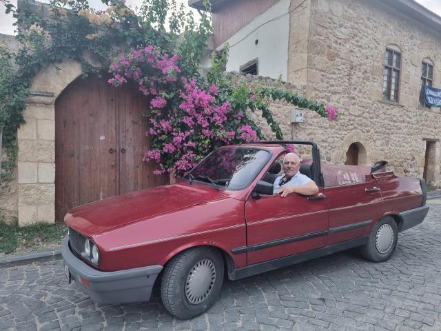 'Düğün Dernek' filminden esinlenerek eski otomobilini üstü açık hale getirdi! Görenler telefona sarılıyor 'Düğün Dernek' filminden esinlenerek eski otomobilini üstü açık hale getirdi! Görenler telefona sarılıyor