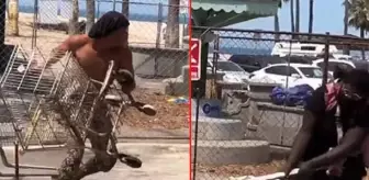 İki evsiz, alışveriş arabası ve metal direkle birbirine girdi! Çevredekiler film izler gibi izledi