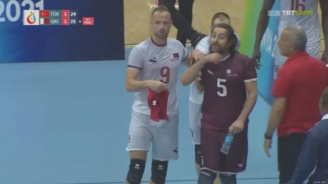 İslami Dayanışma Oyunları'nda haddini aşan Katarlı sporcu, Türk voleybolculara 'Kafa kesme' hareketi yaptı
