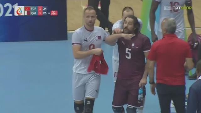 İslami Dayanışma Oyunları'nda haddini aşan Katarlı sporcu, Türk voleybolculara 'Kafa kesme' hareketi yaptı