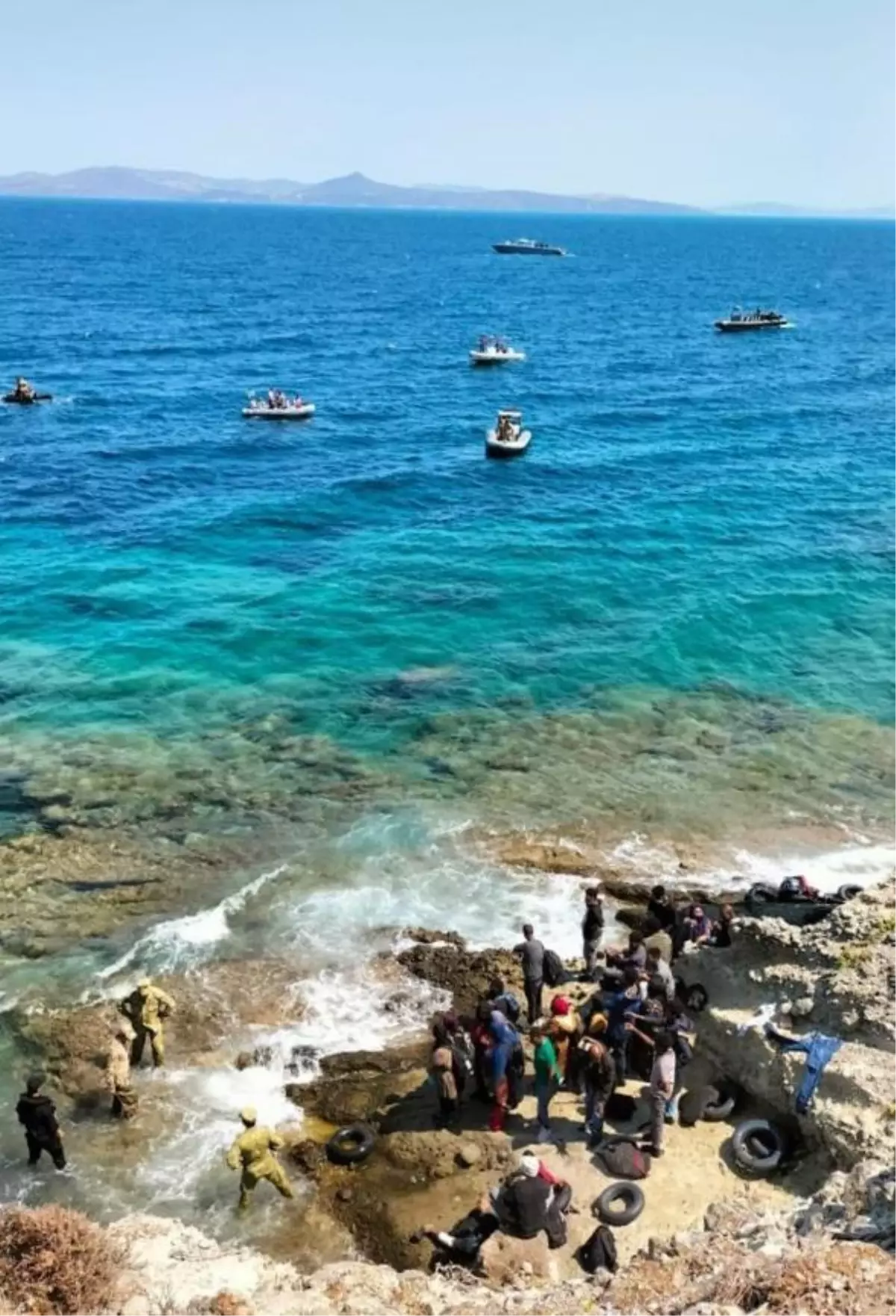 İzmir haberi... İzmir'de botları kıyıya vuran 47 düzensiz göçmen kurtarıldı