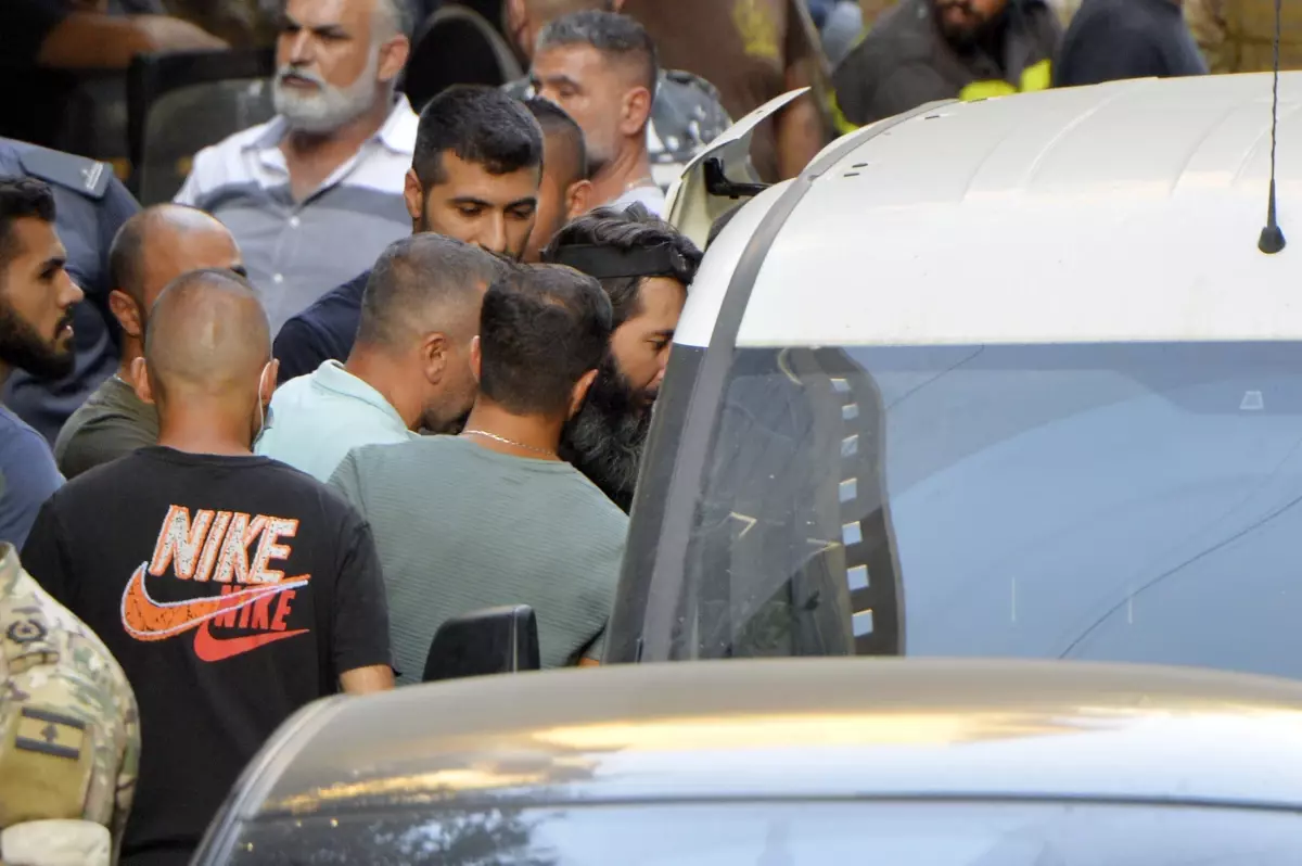 Lübnan'da 'hesabındaki parayı çekemediği' gerekçesiyle banka çalışanlarını rehin alan kişi teslim oldu