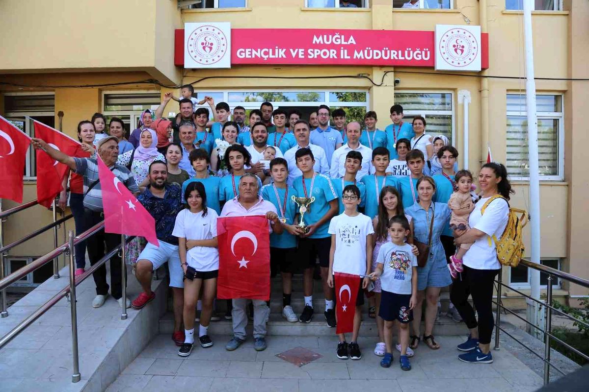 Muğla haberleri! Muğla'nın şampiyon takımı Türk bayraklarıyla karşılandı