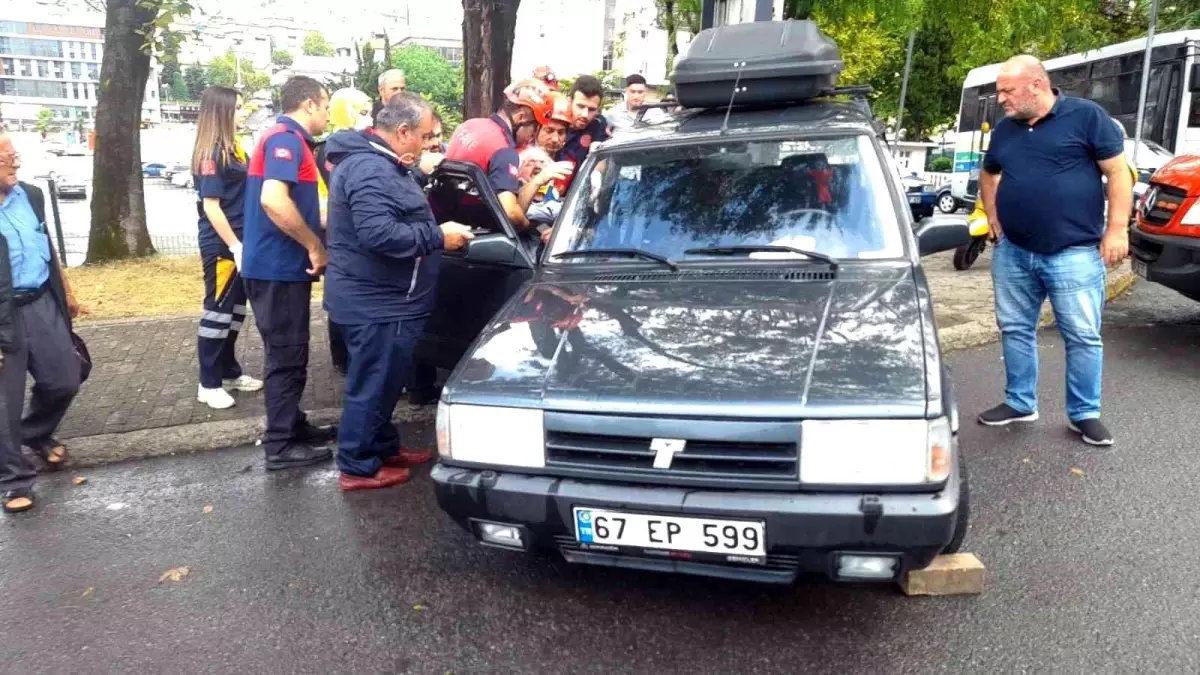 Son dakika haberleri! Otomobilde sıkışan sürücüyü itfaiye kurtardı