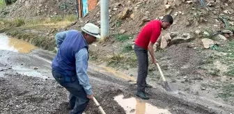 Selin getirdiği çamur ve toprak yolu kapattı, mahalleli mahsur kaldı