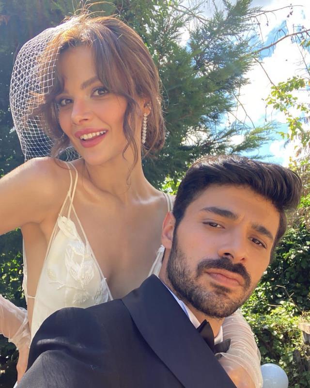 Sinem Ünsal, Halit Özgür Sarı ile ilişkisini ilan etti: Her şey güzel gidiyor Sinem Ünsal, Halit Özgür Sarı ile ilişkisini ilan etti: Her şey güzel gidiyor