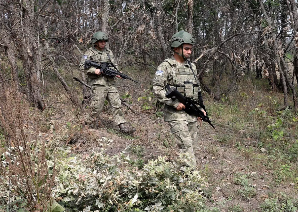 Türk askeri Kosova'nın doğusunda devriye gezdi