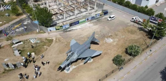 Son dakika haber... Türkiye'de ilk kez karadan yürütülen F4 savaş uçağı, Bilim Merkezi'ne yerleştirildi