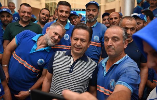 Yüzde 80 zammı duyan işçiler, belediye binasında başkan ile birlikte halaya durdu