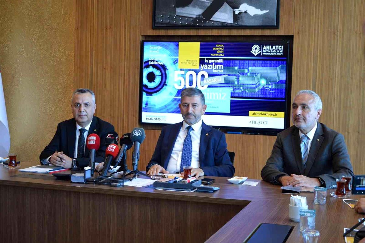 Ahlatcı Holding'in istihdam garantili yazılım kursuna rekor başvuru