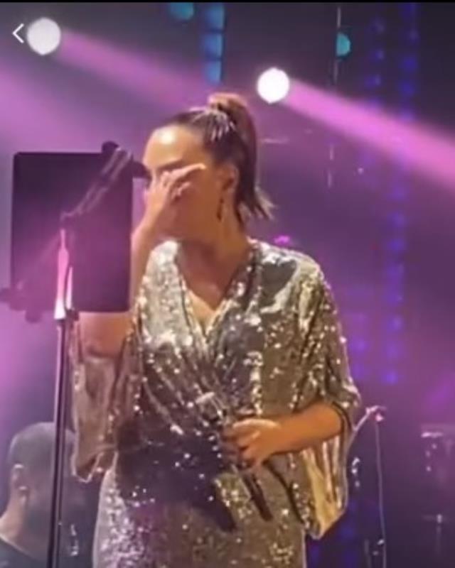 Annesini kaybeden Ebru Gündeş, konserinde gözyaşlarına boğuldu