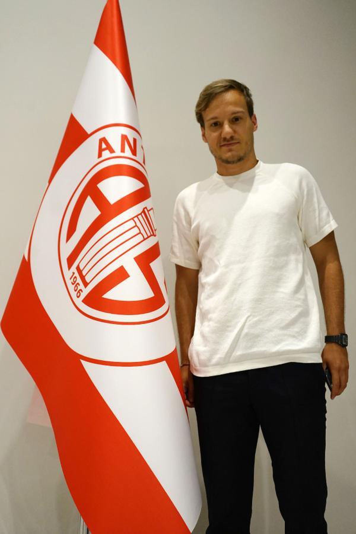 Antalya haberleri! Antalyaspor, Milosevic'in lisansını çıkartmadı