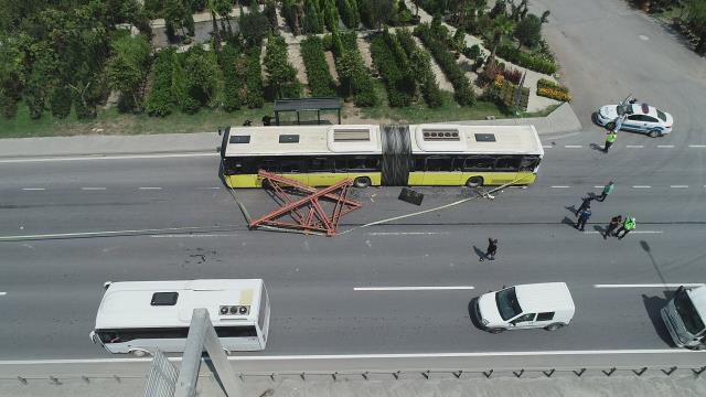 Arnavutköy'de demir yüklü kamyon İETT otobüsünü biçti: 5 yaralı